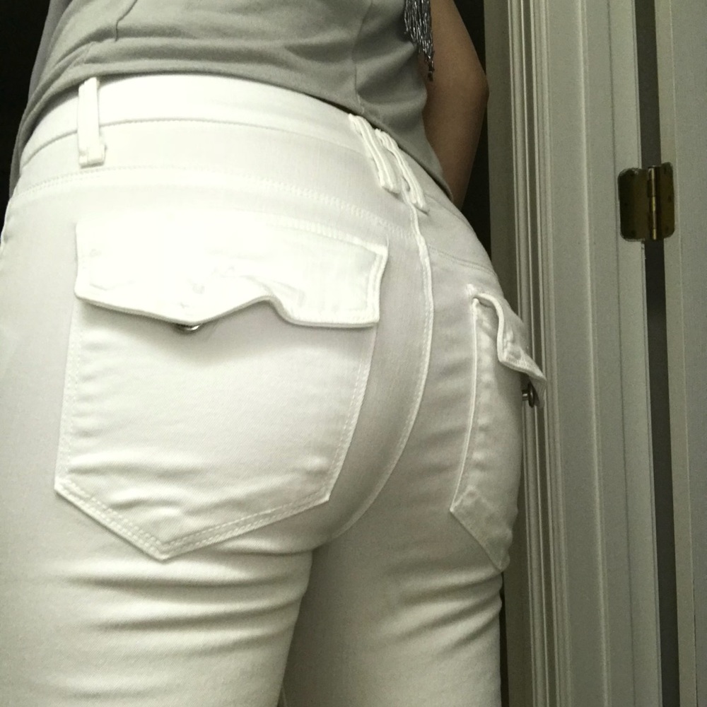 Super flattering Bebe white lowrise jeans likenew